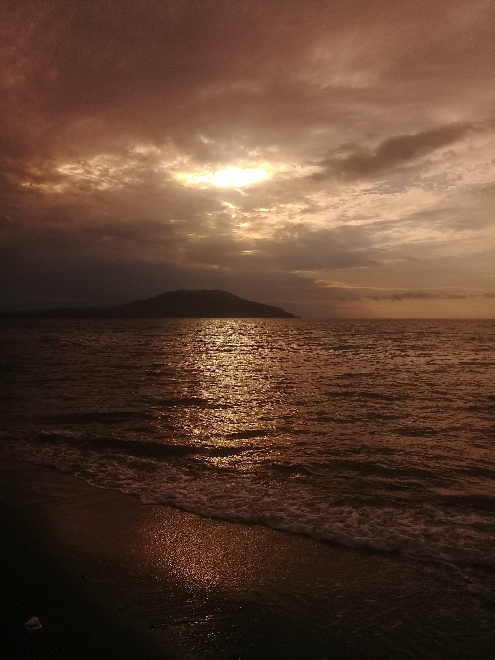 Youn nan bel plaj, ki nan vil tigwav Youn nan bel plaj, ki nan vil tigwav